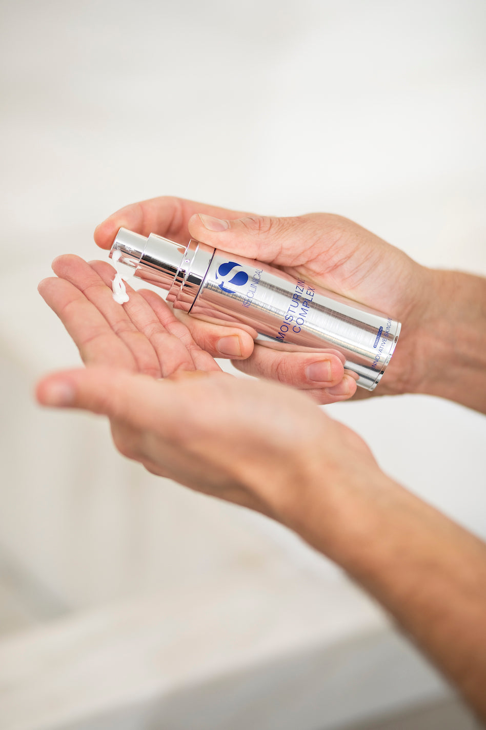 IS CLINICAL Moisturizing Complex